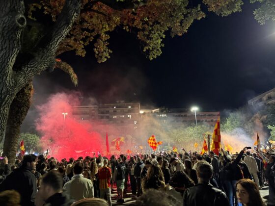 Lecce esplode di gioiA. La notte è giallorossa in piazza Mazzini. In migliaia in strada, festa davanti alla fontana: fuochi d’artificio e fumogeni - Corriere Salentino