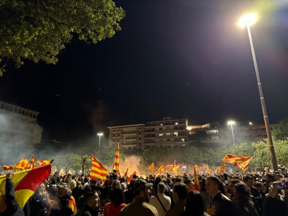 Lecce esplode di gioiA. La notte è giallorossa in piazza Mazzini. In migliaia in strada, festa davanti alla fontana: fuochi d’artificio e fumogeni - Corriere Salentino