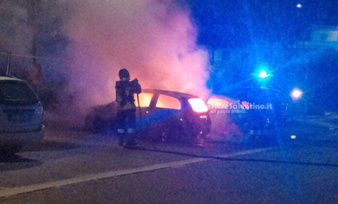 Notte rovente in tutta la provincia: a fuoco sei auto. Rogo anche in un autosalone - Corriere Salentino