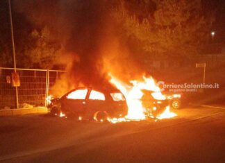 Notte rovente in tutta la provincia: a fuoco sei auto. Rogo anche in un autosalone