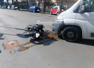 Paura sul viale in città, schianto tra moto e furgone: motociclista finisce in ospedale