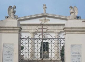 Testa di maiale e lettera con minacce sul cancello del cimitero di Ugento