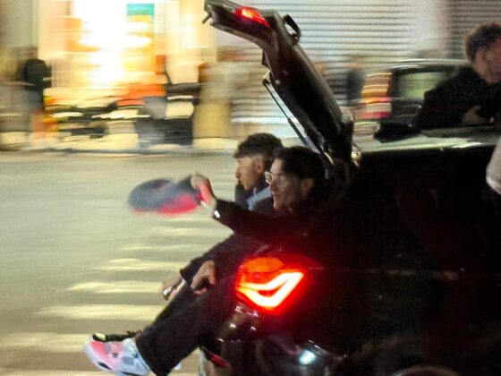 Lecce esplode di gioiA. La notte è giallorossa in piazza Mazzini. In migliaia in strada, festa davanti alla fontana: fuochi d’artificio e fumogeni - Corriere Salentino