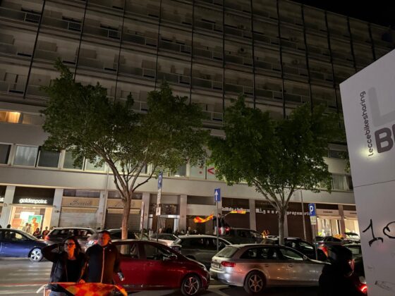 Lecce esplode di gioiA. La notte è giallorossa in piazza Mazzini. In migliaia in strada, festa davanti alla fontana: fuochi d’artificio e fumogeni - Corriere Salentino