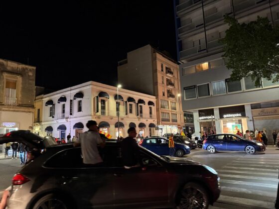Lecce esplode di gioiA. La notte è giallorossa in piazza Mazzini. In migliaia in strada, festa davanti alla fontana: fuochi d’artificio e fumogeni - Corriere Salentino