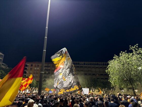Lecce esplode di gioiA. La notte è giallorossa in piazza Mazzini. In migliaia in strada, festa davanti alla fontana: fuochi d’artificio e fumogeni - Corriere Salentino