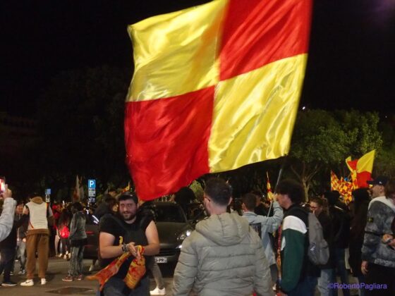 Lecce esplode di gioiA. La notte è giallorossa in piazza Mazzini. In migliaia in strada, festa davanti alla fontana: fuochi d’artificio e fumogeni - Corriere Salentino