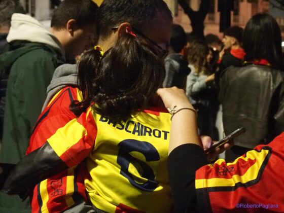 Lecce esplode di gioiA. La notte è giallorossa in piazza Mazzini. In migliaia in strada, festa davanti alla fontana: fuochi d’artificio e fumogeni - Corriere Salentino