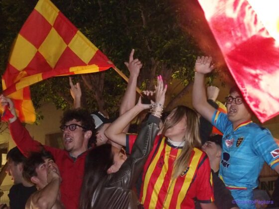 Lecce esplode di gioiA. La notte è giallorossa in piazza Mazzini. In migliaia in strada, festa davanti alla fontana: fuochi d’artificio e fumogeni - Corriere Salentino