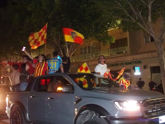 Lecce esplode di gioiA. La notte è giallorossa in piazza Mazzini. In migliaia in strada, festa davanti alla fontana: fuochi d’artificio e fumogeni - Corriere Salentino
