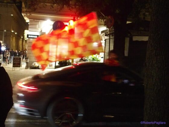 Lecce esplode di gioiA. La notte è giallorossa in piazza Mazzini. In migliaia in strada, festa davanti alla fontana: fuochi d’artificio e fumogeni - Corriere Salentino