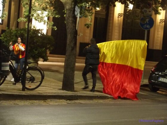 Lecce esplode di gioiA. La notte è giallorossa in piazza Mazzini. In migliaia in strada, festa davanti alla fontana: fuochi d’artificio e fumogeni - Corriere Salentino