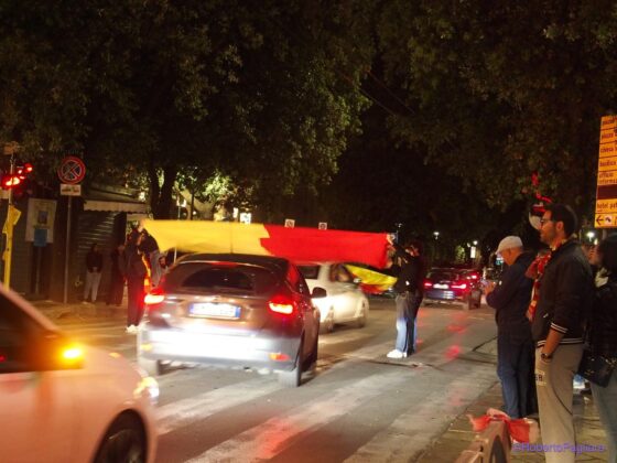 Lecce esplode di gioiA. La notte è giallorossa in piazza Mazzini. In migliaia in strada, festa davanti alla fontana: fuochi d’artificio e fumogeni - Corriere Salentino