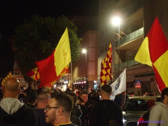 Lecce esplode di gioiA. La notte è giallorossa in piazza Mazzini. In migliaia in strada, festa davanti alla fontana: fuochi d’artificio e fumogeni - Corriere Salentino