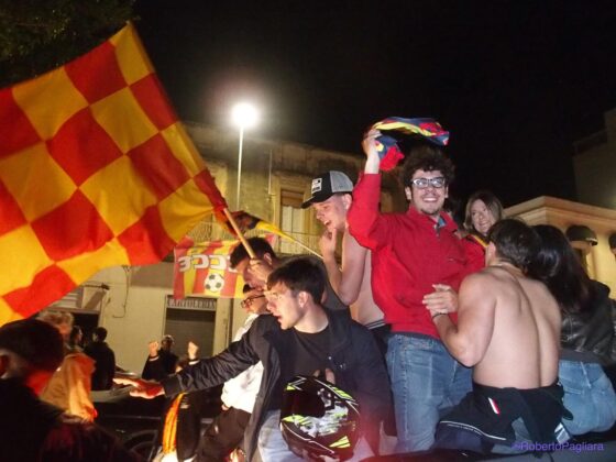 Lecce esplode di gioiA. La notte è giallorossa in piazza Mazzini. In migliaia in strada, festa davanti alla fontana: fuochi d’artificio e fumogeni - Corriere Salentino