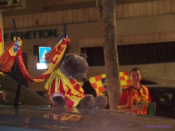 Lecce esplode di gioiA. La notte è giallorossa in piazza Mazzini. In migliaia in strada, festa davanti alla fontana: fuochi d’artificio e fumogeni - Corriere Salentino