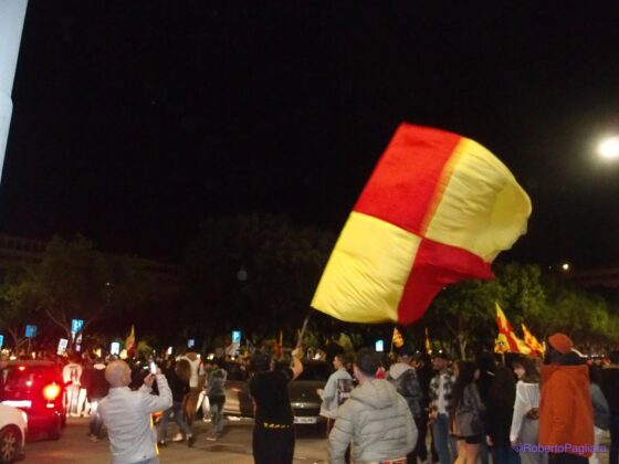 Lecce esplode di gioiA. La notte è giallorossa in piazza Mazzini. In migliaia in strada, festa davanti alla fontana: fuochi d’artificio e fumogeni - Corriere Salentino