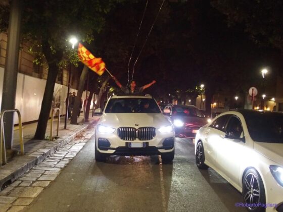 Lecce esplode di gioiA. La notte è giallorossa in piazza Mazzini. In migliaia in strada, festa davanti alla fontana: fuochi d’artificio e fumogeni - Corriere Salentino