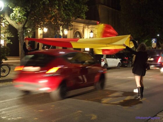 Lecce esplode di gioiA. La notte è giallorossa in piazza Mazzini. In migliaia in strada, festa davanti alla fontana: fuochi d’artificio e fumogeni - Corriere Salentino