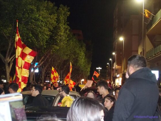 Lecce esplode di gioiA. La notte è giallorossa in piazza Mazzini. In migliaia in strada, festa davanti alla fontana: fuochi d’artificio e fumogeni - Corriere Salentino