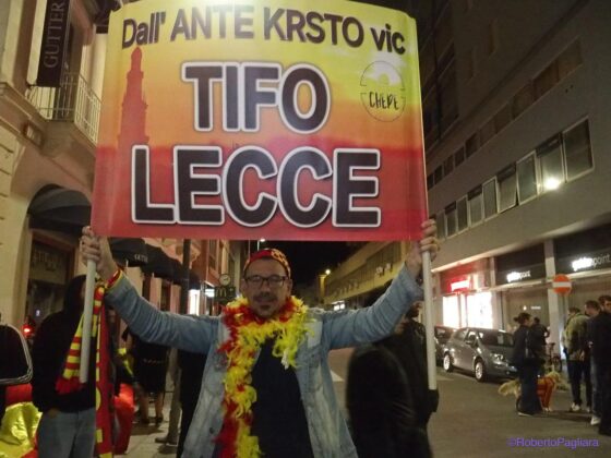 Lecce esplode di gioiA. La notte è giallorossa in piazza Mazzini. In migliaia in strada, festa davanti alla fontana: fuochi d’artificio e fumogeni - Corriere Salentino