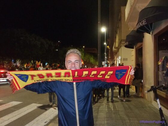 Lecce esplode di gioiA. La notte è giallorossa in piazza Mazzini. In migliaia in strada, festa davanti alla fontana: fuochi d’artificio e fumogeni - Corriere Salentino