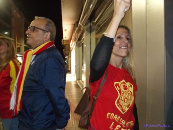 Lecce esplode di gioiA. La notte è giallorossa in piazza Mazzini. In migliaia in strada, festa davanti alla fontana: fuochi d’artificio e fumogeni - Corriere Salentino