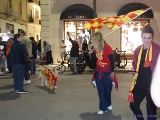 Lecce esplode di gioiA. La notte è giallorossa in piazza Mazzini. In migliaia in strada, festa davanti alla fontana: fuochi d’artificio e fumogeni - Corriere Salentino
