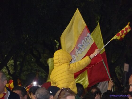 Lecce esplode di gioiA. La notte è giallorossa in piazza Mazzini. In migliaia in strada, festa davanti alla fontana: fuochi d’artificio e fumogeni - Corriere Salentino