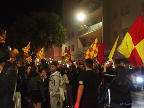 Lecce esplode di gioiA. La notte è giallorossa in piazza Mazzini. In migliaia in strada, festa davanti alla fontana: fuochi d’artificio e fumogeni - Corriere Salentino