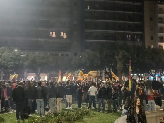 Lecce esplode di gioiA. La notte è giallorossa in piazza Mazzini. In migliaia in strada, festa davanti alla fontana: fuochi d’artificio e fumogeni - Corriere Salentino