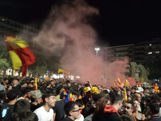 Lecce esplode di gioiA. La notte è giallorossa in piazza Mazzini. In migliaia in strada, festa davanti alla fontana: fuochi d’artificio e fumogeni - Corriere Salentino