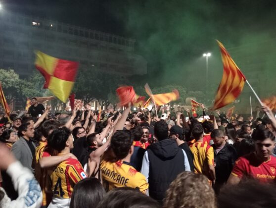 Lecce esplode di gioiA. La notte è giallorossa in piazza Mazzini. In migliaia in strada, festa davanti alla fontana: fuochi d’artificio e fumogeni - Corriere Salentino
