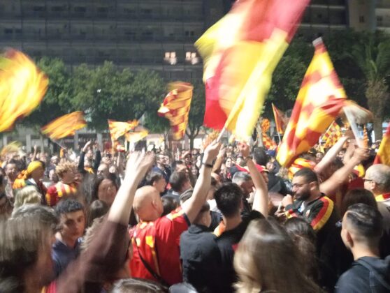Lecce esplode di gioiA. La notte è giallorossa in piazza Mazzini. In migliaia in strada, festa davanti alla fontana: fuochi d’artificio e fumogeni - Corriere Salentino