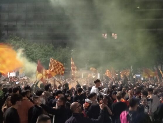 Lecce esplode di gioiA. La notte è giallorossa in piazza Mazzini. In migliaia in strada, festa davanti alla fontana: fuochi d’artificio e fumogeni - Corriere Salentino