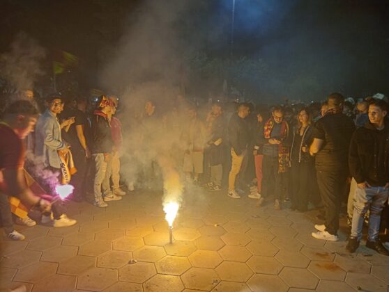 Lecce esplode di gioiA. La notte è giallorossa in piazza Mazzini. In migliaia in strada, festa davanti alla fontana: fuochi d’artificio e fumogeni - Corriere Salentino