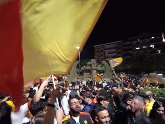 Lecce esplode di gioiA. La notte è giallorossa in piazza Mazzini. In migliaia in strada, festa davanti alla fontana: fuochi d’artificio e fumogeni - Corriere Salentino