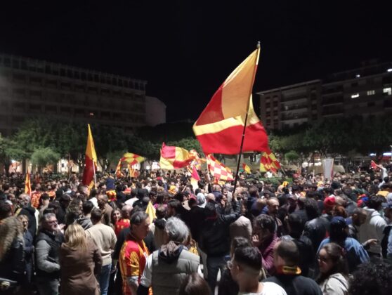 Lecce esplode di gioiA. La notte è giallorossa in piazza Mazzini. In migliaia in strada, festa davanti alla fontana: fuochi d’artificio e fumogeni - Corriere Salentino