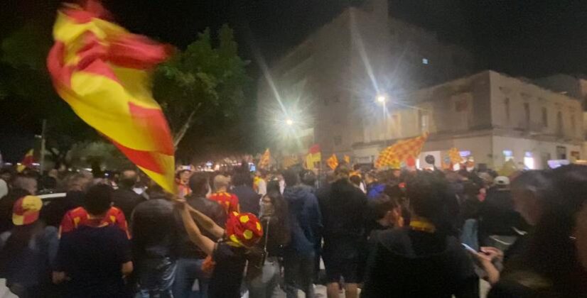 Lecce esplode di gioiA. La notte è giallorossa in piazza Mazzini. In migliaia in strada, festa davanti alla fontana: fuochi d’artificio e fumogeni - Corriere Salentino