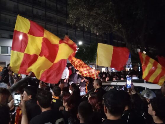 Lecce esplode di gioiA. La notte è giallorossa in piazza Mazzini. In migliaia in strada, festa davanti alla fontana: fuochi d’artificio e fumogeni - Corriere Salentino