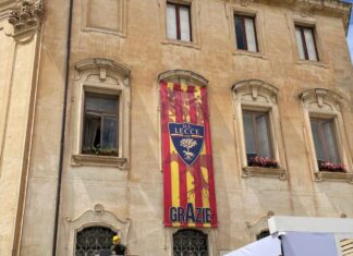 “Grazie”, da Palazzo Carafa uno striscione semplice ma carico di emozione e riconoscenza ai giallorossi