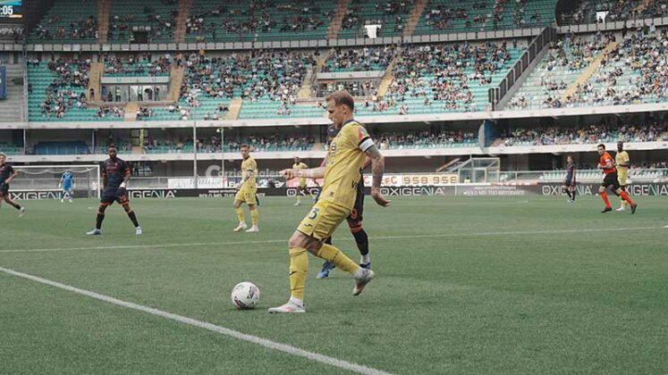 Il Lecce non va oltre il pari a Verona, la situazione è molto complicata in zona rossa - Corriere Salentino