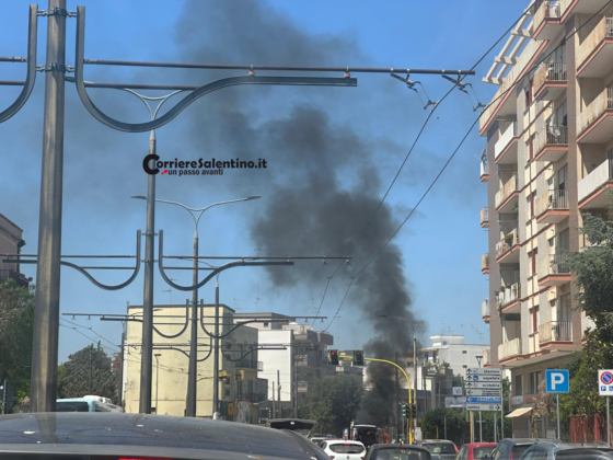 Paura a Lecce, un furgone prende fuoco in viale Rossini - Corriere Salentino