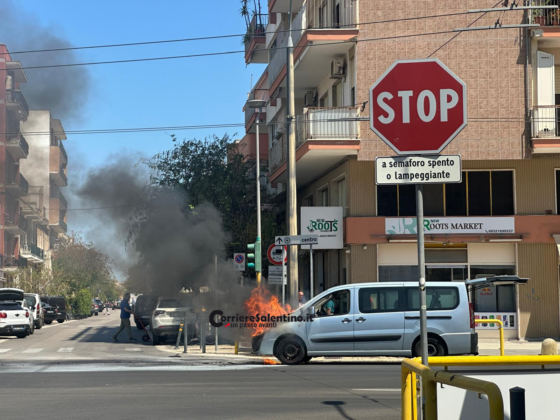 Paura a Lecce, un furgone prende fuoco in viale Rossini - Corriere Salentino