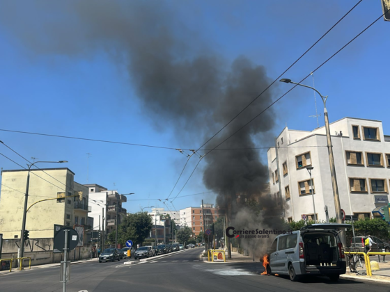Paura a Lecce, un furgone prende fuoco in viale Rossini - Corriere Salentino
