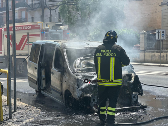 Paura a Lecce, un furgone prende fuoco in viale Rossini - Corriere Salentino