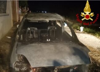Auto in fiamme nella notte a Taurisano: intervento dei vigili del fuoco