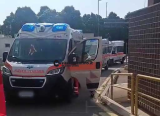 Da ore e sotto il sole, sei ambulanze ferme all’ingresso del pronto soccorso con i pazienti dentro: “Mancano posti letto”