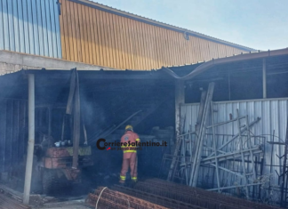 Incendio tra Ugento e Racale: le fiamme entrano in un’azienda e minacciano un deposito di carburante