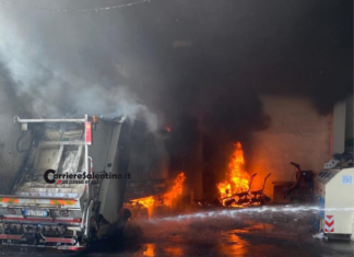 Incendio nel deposito della ditta di igiene urbana: a fuoco un autocompattatore